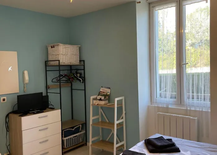 Petit Studio Avec Parking, Tres Bien Equipe Proche Des Thermes Et Du Centre Ville Nouvelle Literie