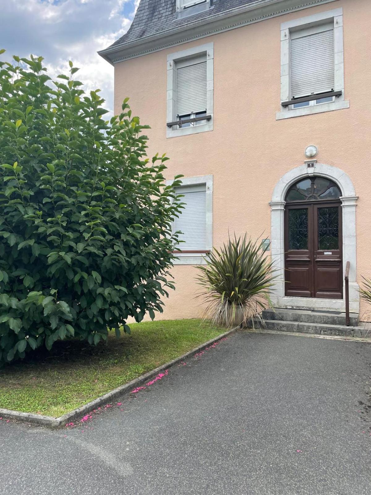 Petit Avec Parking, Tres Bien Equipe Proche Des Thermes Et Du Centre Nouvelle Literie Apartment