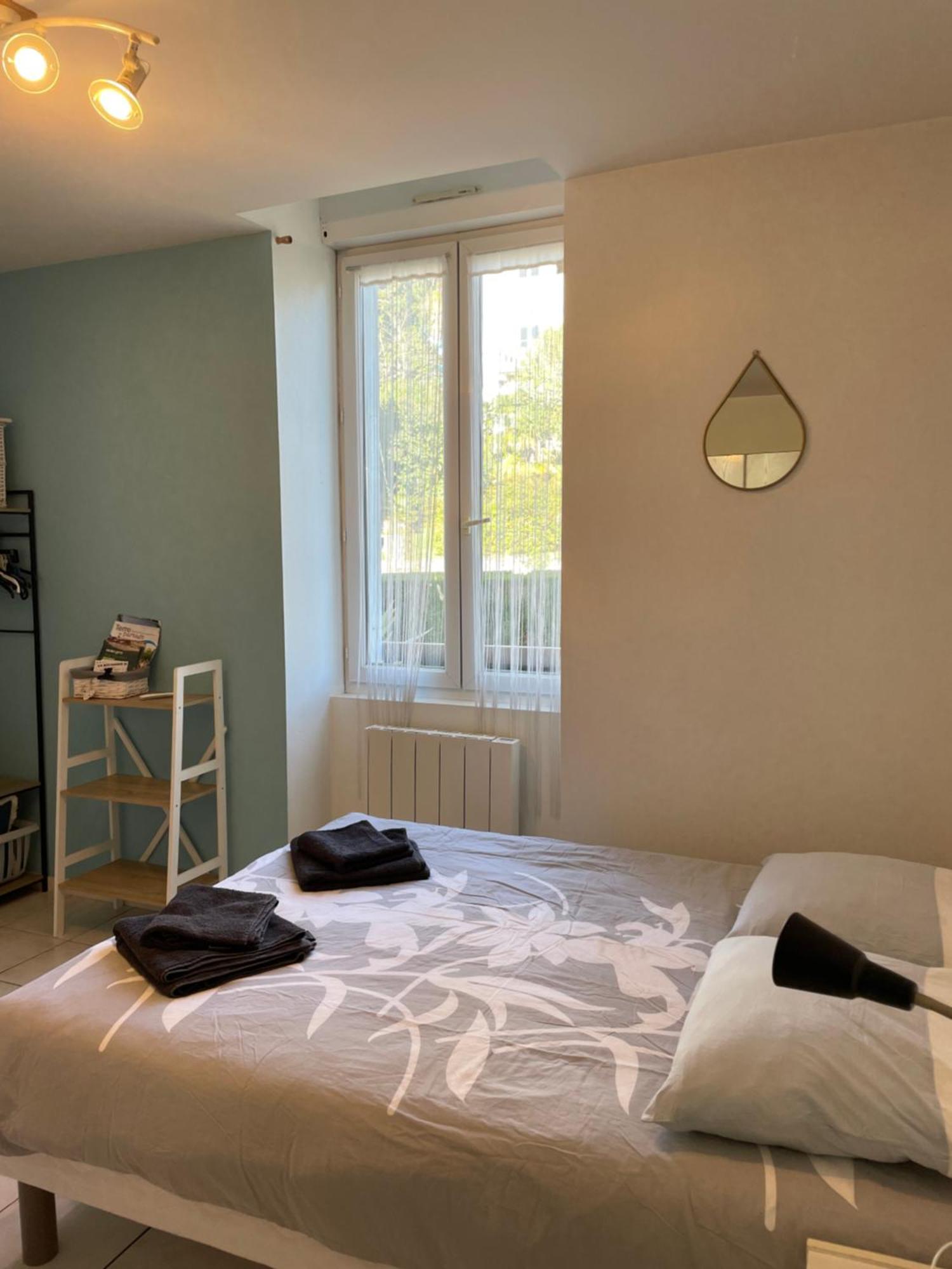 Petit Avec Parking, Tres Bien Equipe Proche Des Thermes Et Du Centre Nouvelle Literie Apartment *