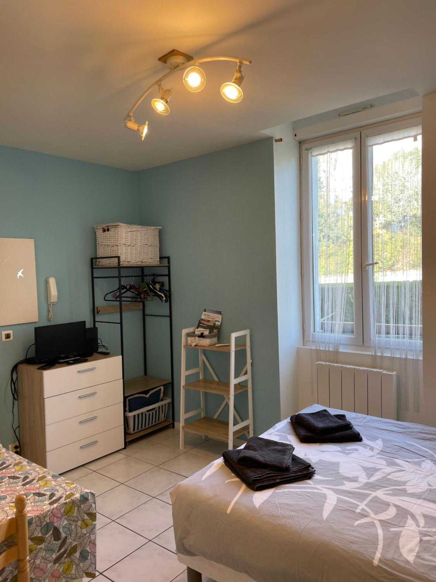 Petit Avec Parking, Tres Bien Equipe Proche Des Thermes Et Du Centre Nouvelle Literie Apartment *